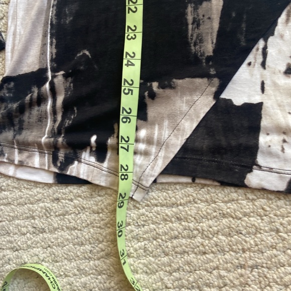 Simply Vera Wang White Taupe & Black Abstract Print Rayon Long Sleeve Tunic Tee - Picture 7 of 8